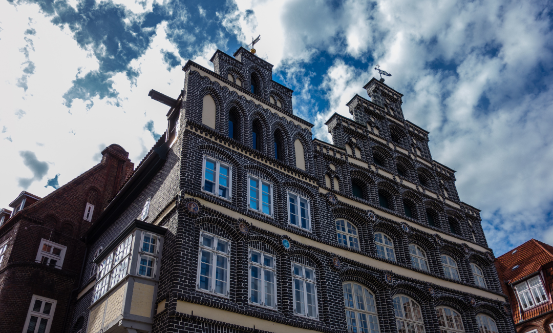 Ein historisches Gebäude mit einer beeindruckenden Fassade unter einem bewölkten Himmel.