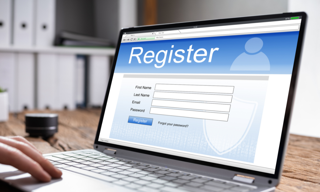 Ein Laptopbildschirm zeigt ein Online-Registrierungsformular mit den Feldern Vorname, Nachname, E-Mail und Passwort. Eine Hand ist auf der Tastatur sichtbar.